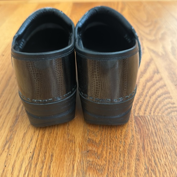 Dansko clog black with grey print - Picture 9 of 11